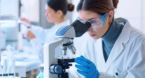 Profesional observando muestras en un microscopio